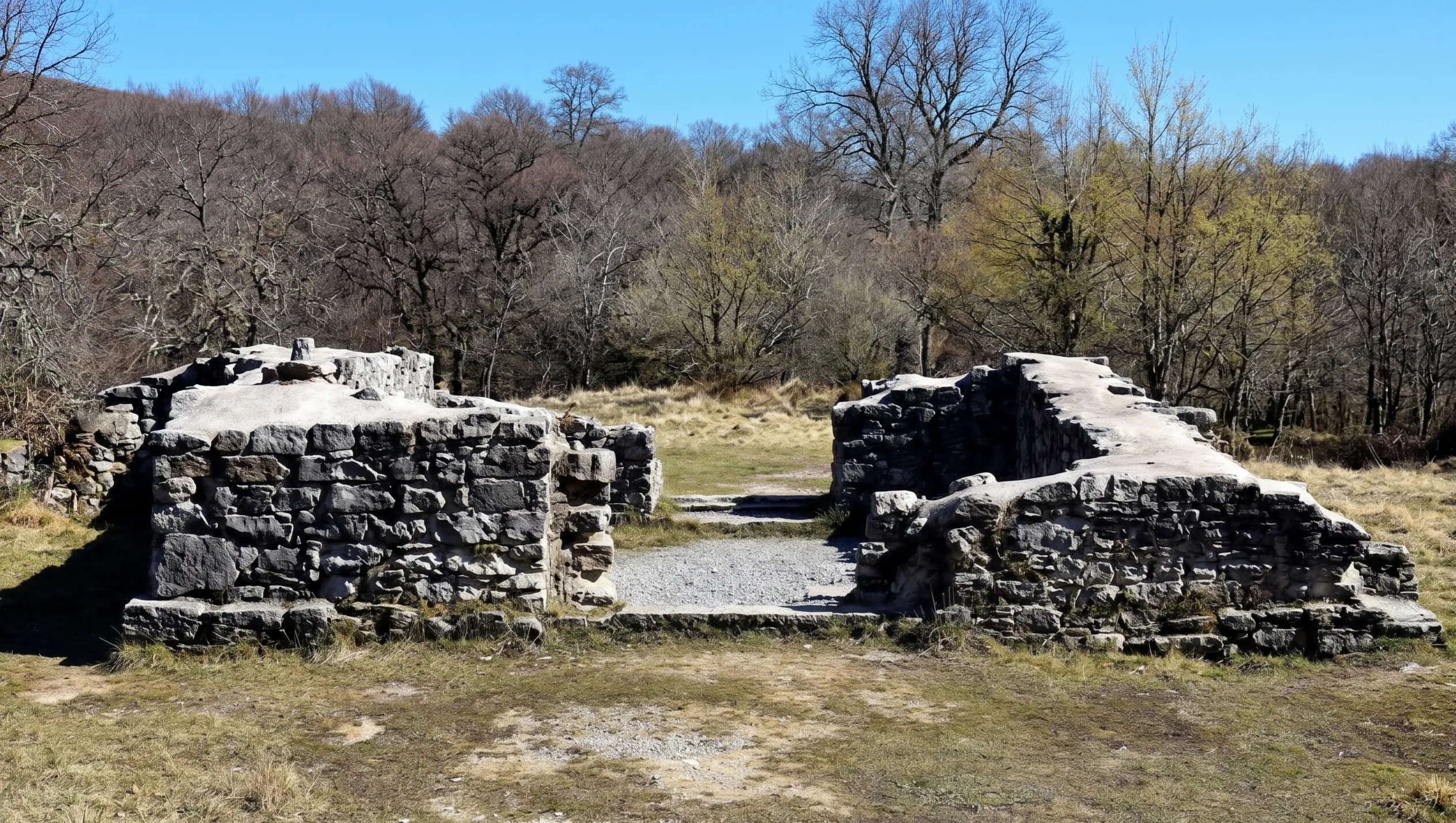 Ruinas arqueológicas del antiguo Monasterio de Santiago en el monte