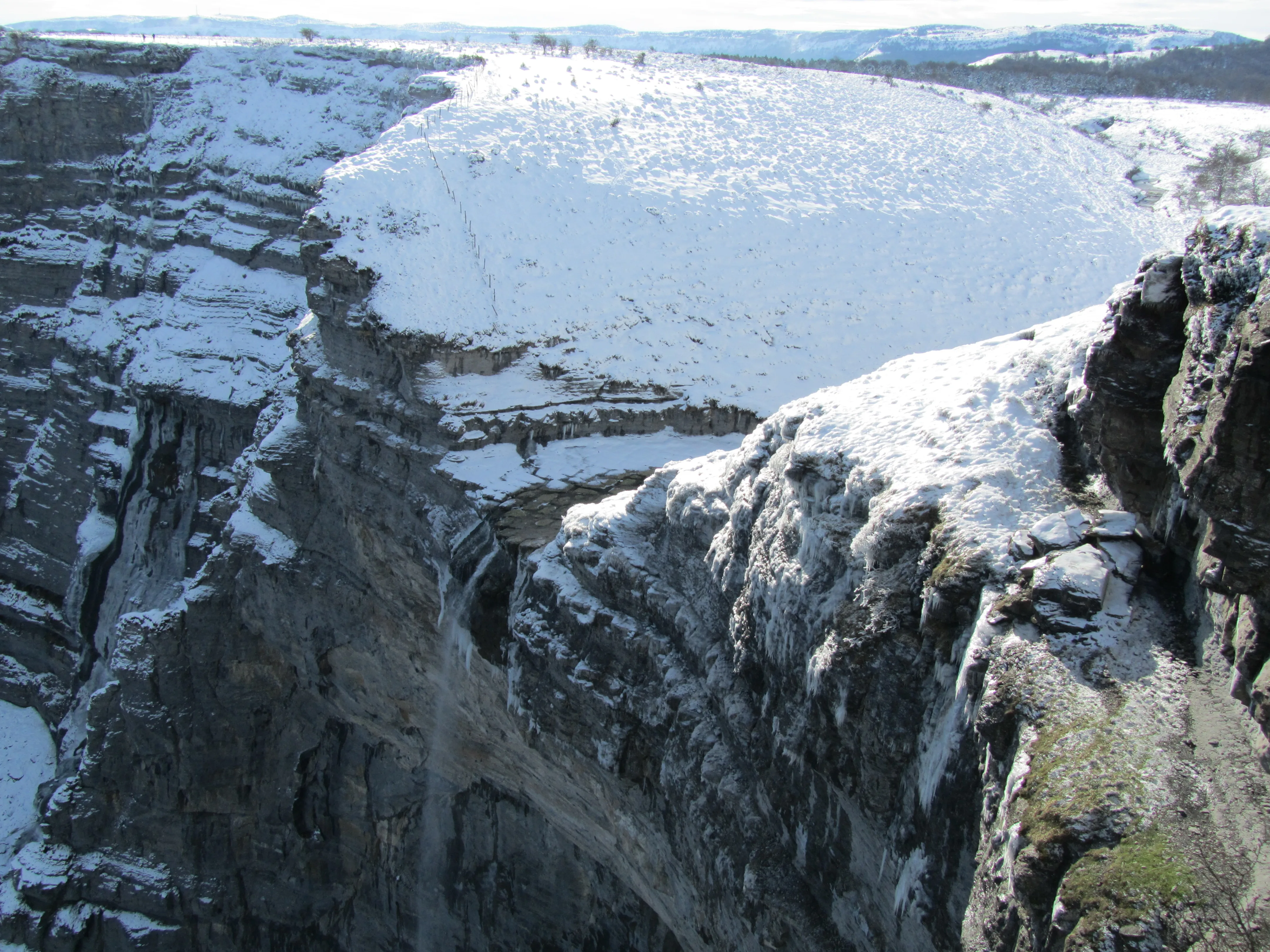 La cascada del Salto del Nervión en invierno rodeada de cortados calizos