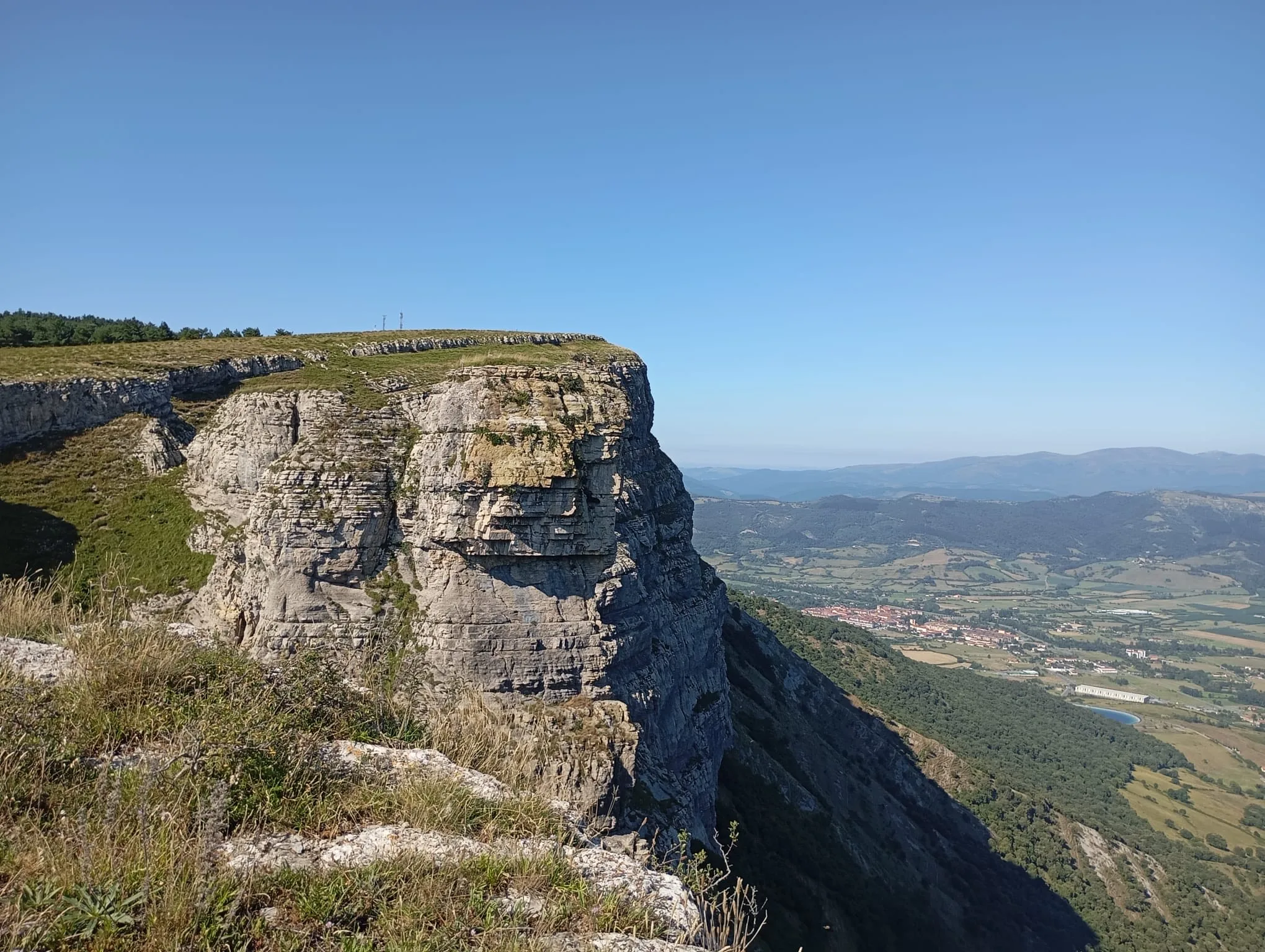 Paredes calizas y formación geológica kárstica en el Monte Santiago